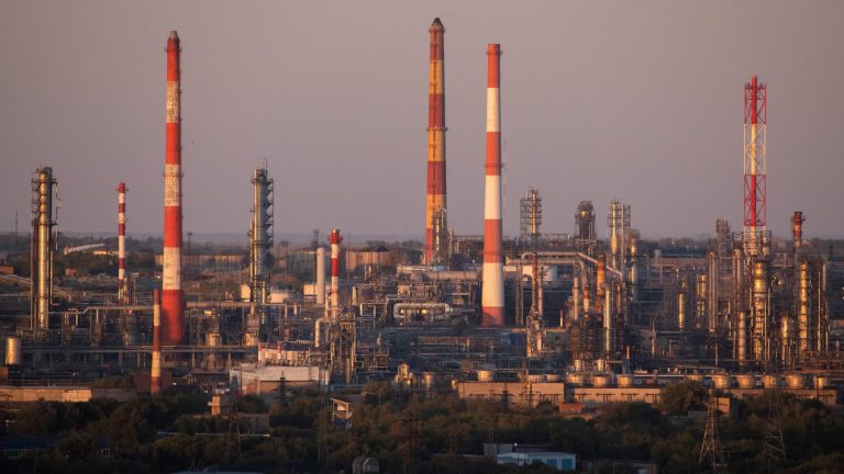 108215634-17611669002025-08-29t132443z_1724589542_rc2eggarunb7_rtrmadp_0_russia-oil-refining